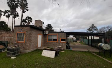 Casa en esquina de dos dormitorios y amplio patio en  Ibarlucea