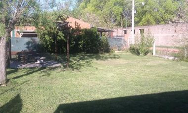 Casa en esquina de dos dormitorios y amplio patio en  Ibarlucea