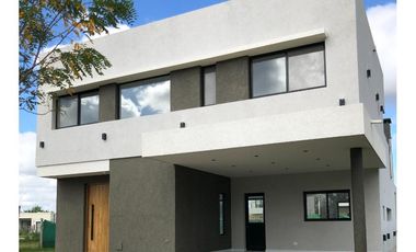 Casa en venta - 3 Dormitorios 3 Baños - Cochera - 530Mts2 - San Pablo, Pilar