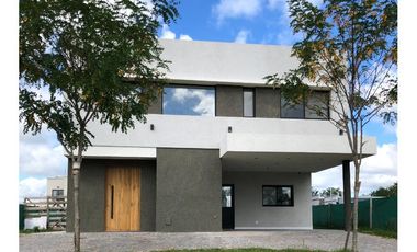 Casa en venta - 3 Dormitorios 3 Baños - Cochera - 530Mts2 - San Pablo, Pilar