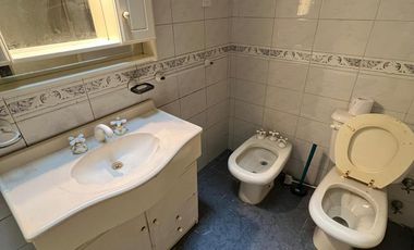 Venta de Casa 4 ambientes con jardin ideal inversor en San Miguel importante lote