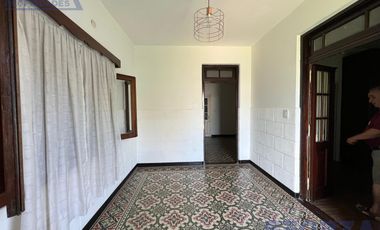 Venta de Casa 4 ambientes con jardin ideal inversor en San Miguel importante lote