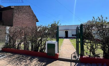 Venta de Casa 4 ambientes con jardin ideal inversor en San Miguel importante lote