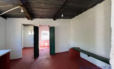 Venta de Casa 4 ambientes con jardin ideal inversor en San Miguel importante lote