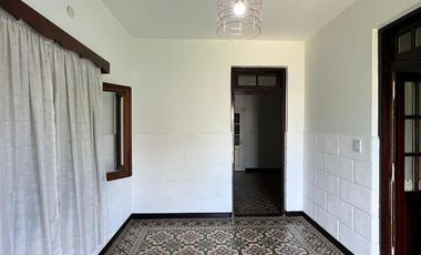 Venta de Casa 4 ambientes con jardin ideal inversor en San Miguel importante lote
