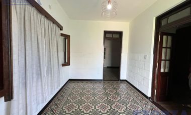 Venta de Casa 4 ambientes con jardin ideal inversor en San Miguel importante lote