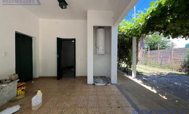 Venta de Casa 4 ambientes con jardin ideal inversor en San Miguel importante lote
