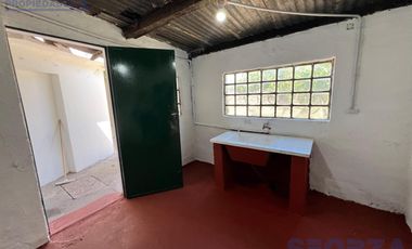 Venta de Casa 4 ambientes con jardin ideal inversor en San Miguel importante lote