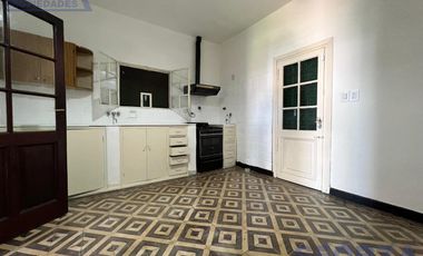 Venta de Casa 4 ambientes con jardin ideal inversor en San Miguel importante lote