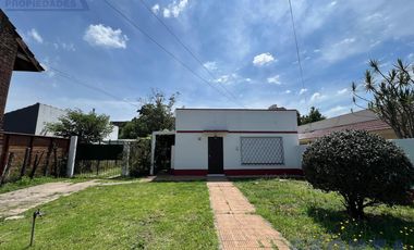 Venta de Casa 4 ambientes con jardin ideal inversor en San Miguel importante lote