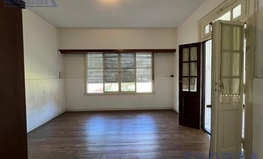 Venta de Casa 4 ambientes con jardin ideal inversor en San Miguel importante lote