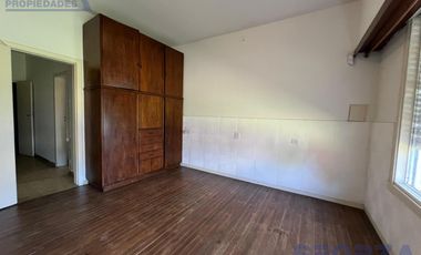 Venta de Casa 4 ambientes con jardin ideal inversor en San Miguel importante lote