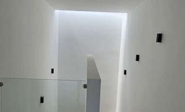 Casa con cuatro recámaras, una en planta baja y alberca