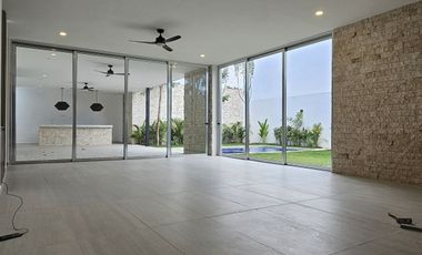 Casa con cuatro recámaras, una en planta baja y alberca