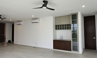 Casa con cuatro recámaras, una en planta baja y alberca