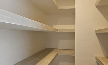 Casa con cuatro recámaras, una en planta baja y alberca