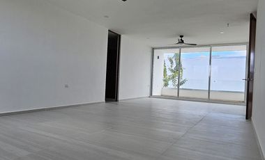 Casa con cuatro recámaras, una en planta baja y alberca