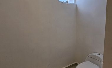 Casa con cuatro recámaras, una en planta baja y alberca