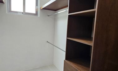 Casa con cuatro recámaras, una en planta baja y alberca