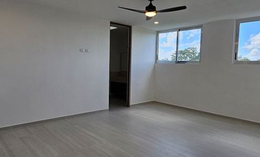 Casa con cuatro recámaras, una en planta baja y alberca