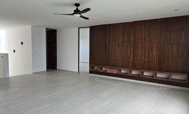 Casa con cuatro recámaras, una en planta baja y alberca