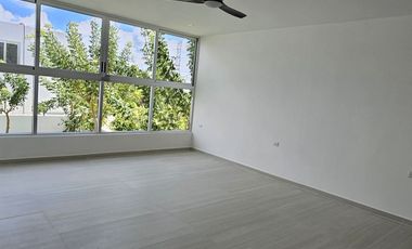 Casa con cuatro recámaras, una en planta baja y alberca