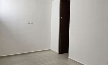 Casa con cuatro recámaras, una en planta baja y alberca