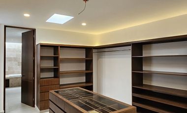 Casa con cuatro recámaras, una en planta baja y alberca