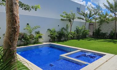 Casa con cuatro recámaras, una en planta baja y alberca