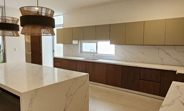 Casa con cuatro recámaras, una en planta baja y alberca