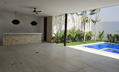 Casa con cuatro recámaras, una en planta baja y alberca