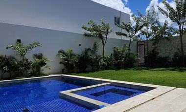 Casa con cuatro recámaras, una en planta baja y alberca