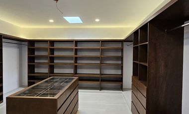 Casa con cuatro recámaras, una en planta baja y alberca
