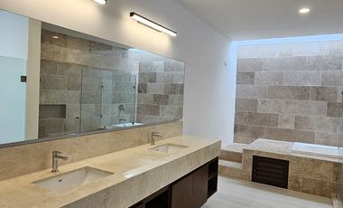 Casa con cuatro recámaras, una en planta baja y alberca