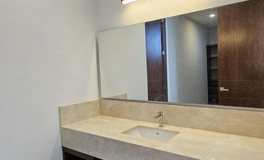 Casa con cuatro recámaras, una en planta baja y alberca