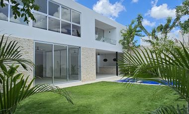 Casa con cuatro recámaras, una en planta baja y alberca