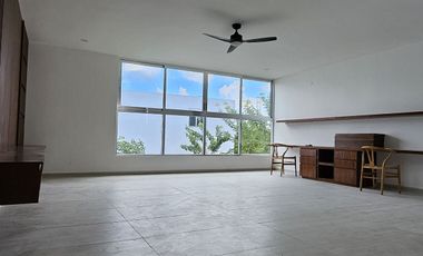 Casa con cuatro recámaras, una en planta baja y alberca