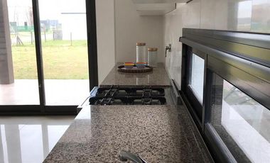 Excelente Casa en Puertos del Lago