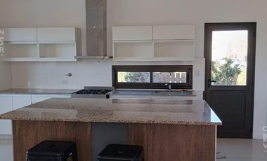 Excelente Casa en Puertos del Lago