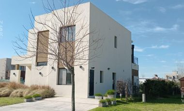 Excelente Casa en Puertos del Lago