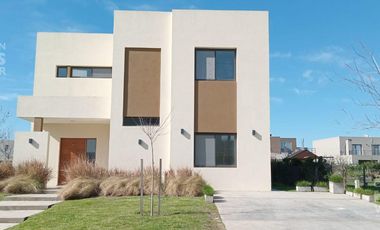 Excelente Casa en Puertos del Lago