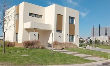 Excelente Casa en Puertos del Lago