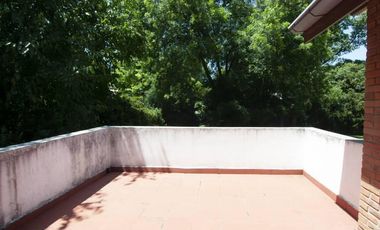 Casa con gran jardin y pileta -  Lomas Schoenstatt