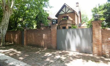 Casa con gran jardin y pileta -  Lomas Schoenstatt