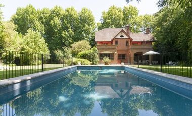 Casa con gran jardin y pileta -  Lomas Schoenstatt