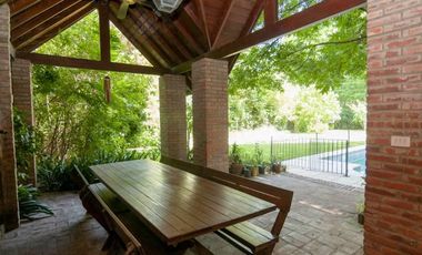 Casa con gran jardin y pileta -  Lomas Schoenstatt