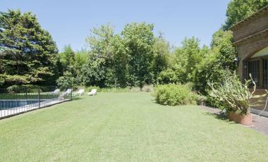 Casa con gran jardin y pileta -  Lomas Schoenstatt