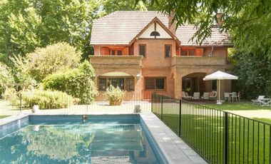 Casa con gran jardin y pileta -  Lomas Schoenstatt