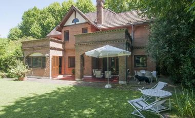 Casa con gran jardin y pileta -  Lomas Schoenstatt