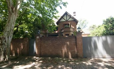 Casa con gran jardin y pileta -  Lomas Schoenstatt